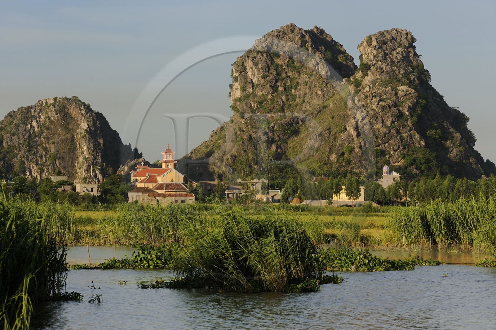 Vietnam, province de Ninh Binh, village insulaire de Kenh Ga entouré de montagnes karstiques, l'église est centrale dans cette région très catholique
