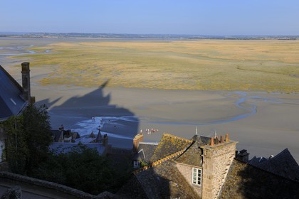 France, Manche (50), Mont-Saint-Michel, classé Patrimoine Mondial de l'UNESCO, l'ombre de l'abbaye sur la baie et les près salés à l'Est