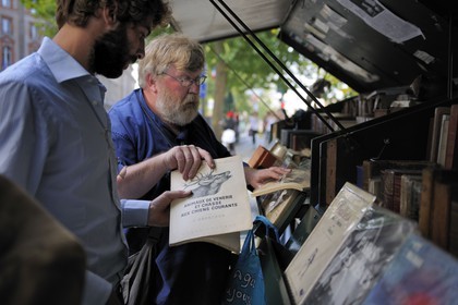 France, Paris (75), bouquiniste sur les quais de Seine, quai des Grands Augustins, Alain Bannier