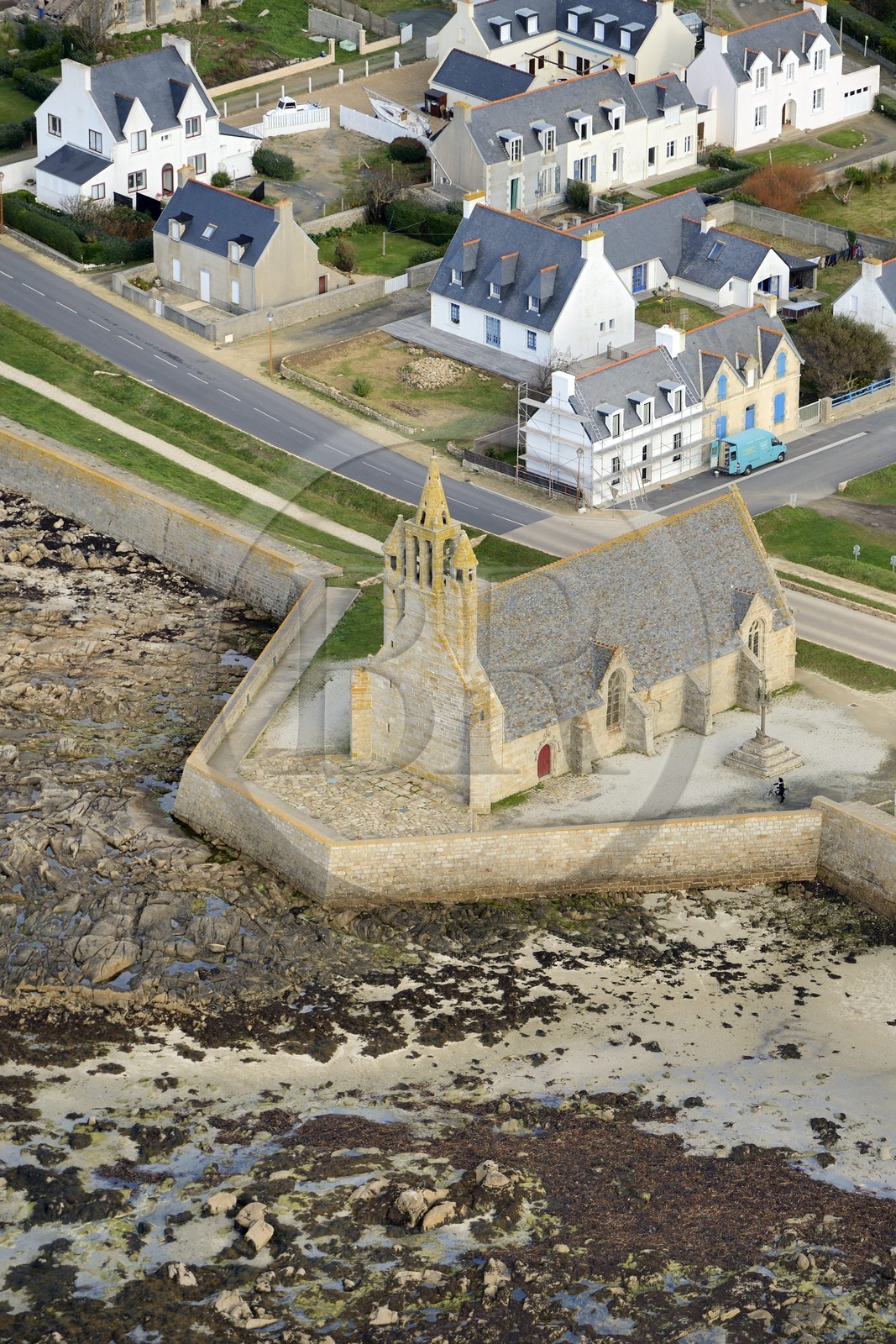 France, Finistère (29), Penmarc'h, Notre Dame-de-la-Joie, chapelle dominée par son clocher à jour appuyé sur deux tourelles (vue aérienne)