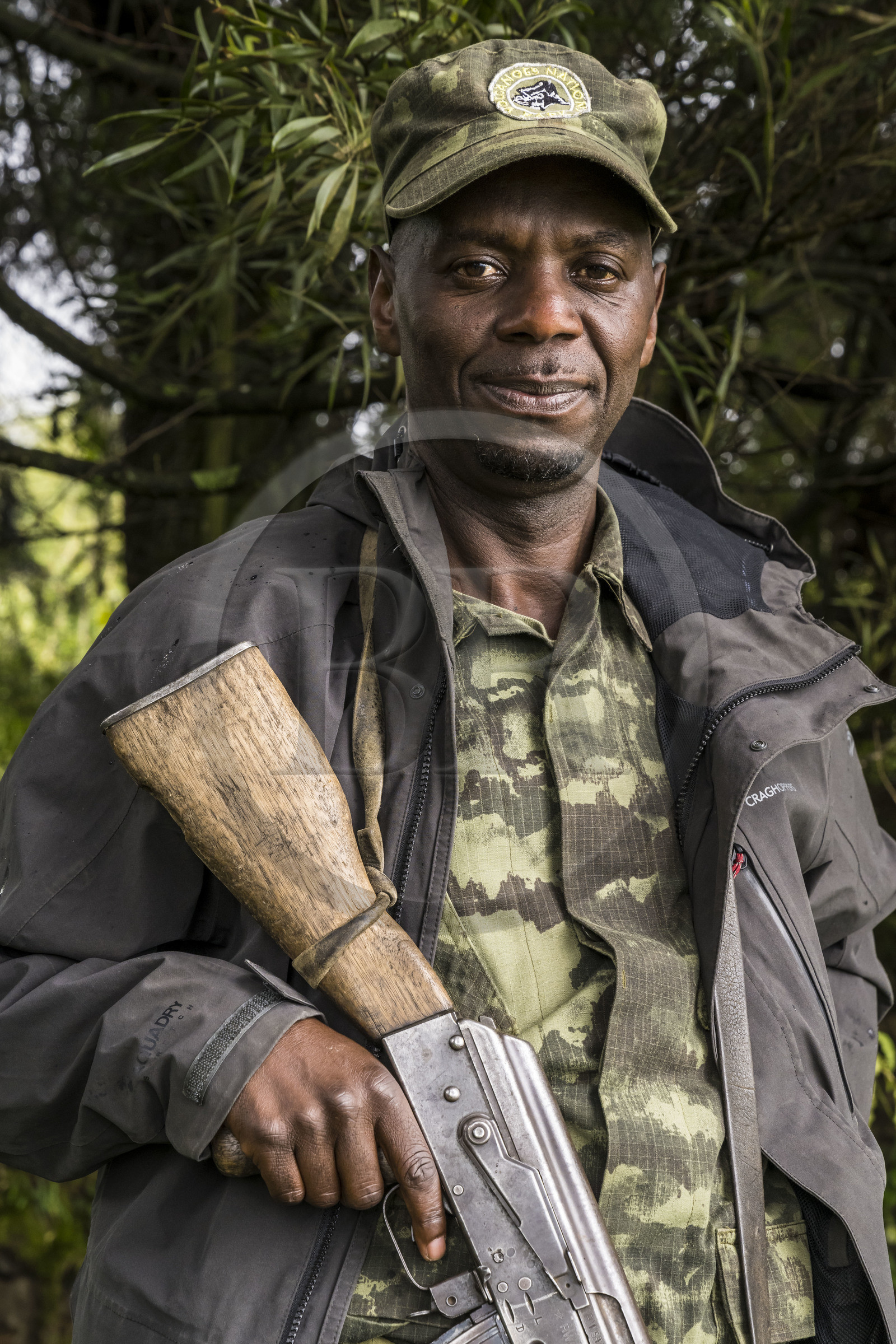 Rwanda, Province du Nord, Parc National des Volcans dans la chaine des Monts Virunga, mont Karisimbi, le garde du Parc Leonard armé d'un fusil mitrailleur pour la protection des visiteurs et contre les braconiers