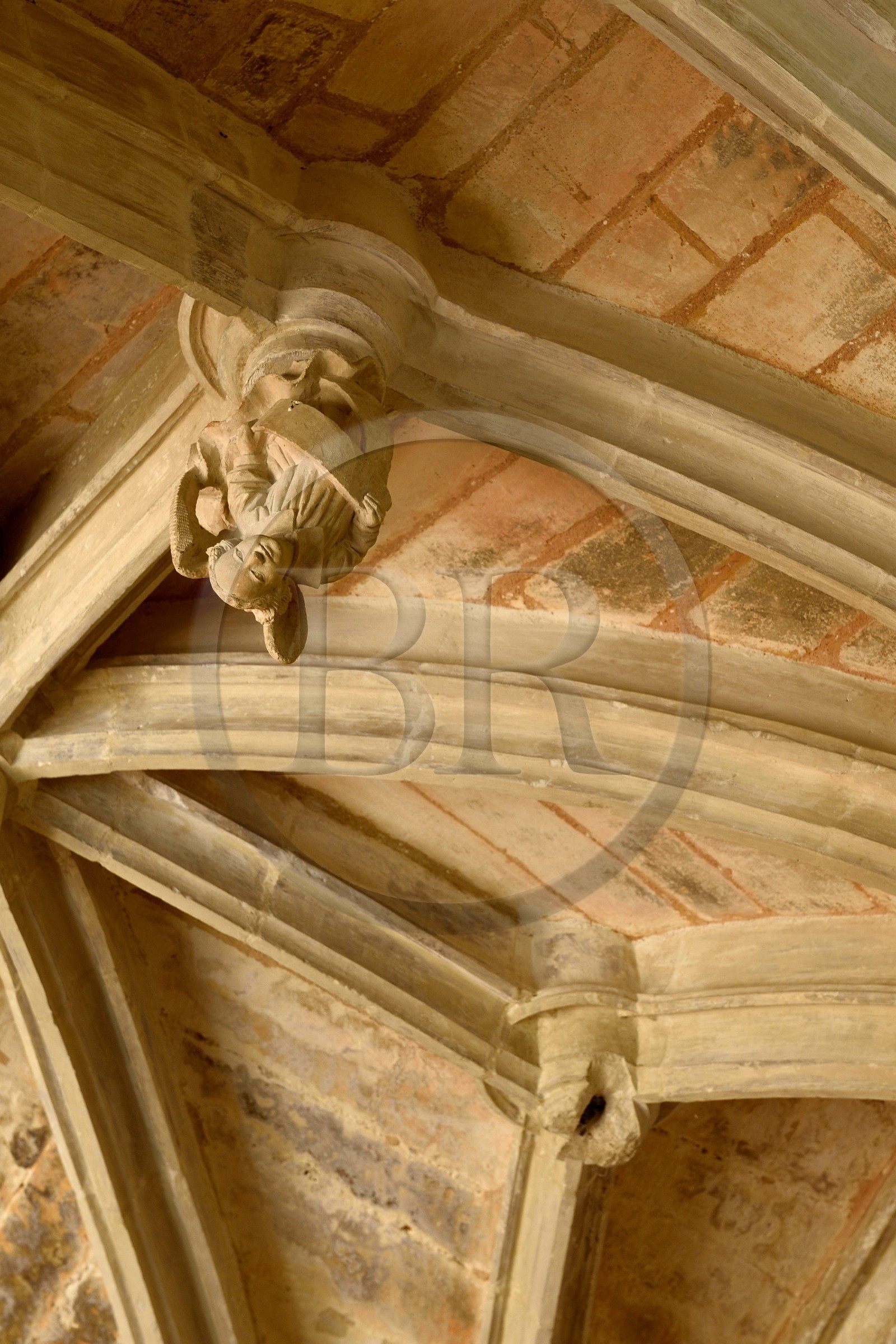 France, Dordogne (24), Périgord Noir, Le Buisson-de-Cadouin, abbaye de Cadouin, étape sur le chemin de Compostelle, site classé Patrimoine Mondial de l'UNESCO, le cloitre du XVe siècle, clef de voute pendante représentant un ange