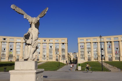 France, Hérault (34), Montpellier, quartier Antigone, Esplanade de l' Europe de l' architecte Ricardo Bofill et la réplique de la Victoire de Samothrace