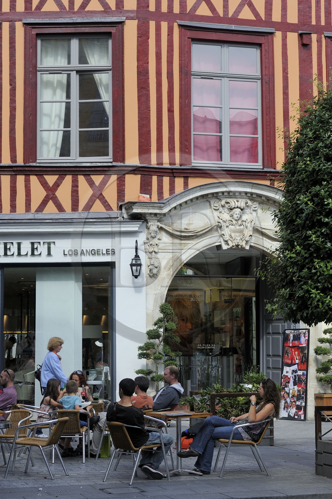 France, Seine-Maritime (76), Rouen, terrasse de café place de la Pucelle