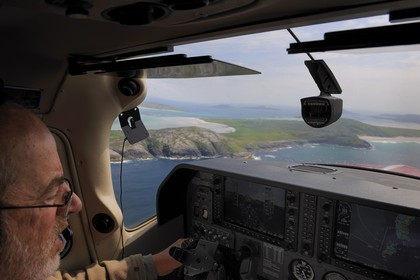 Royaume-Uni, Ecosse, Hébrides extérieures, Ile de Barra, plage à marée basse de la côte Nord qui est aussi la piste de l'aéroport de Barra (vue aérienne)