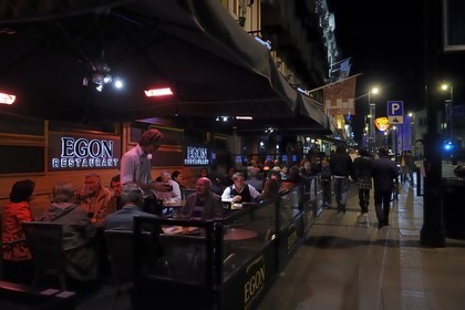 Norvège, Oslo, bars et restaurants dans la rue Karl Johans Gate