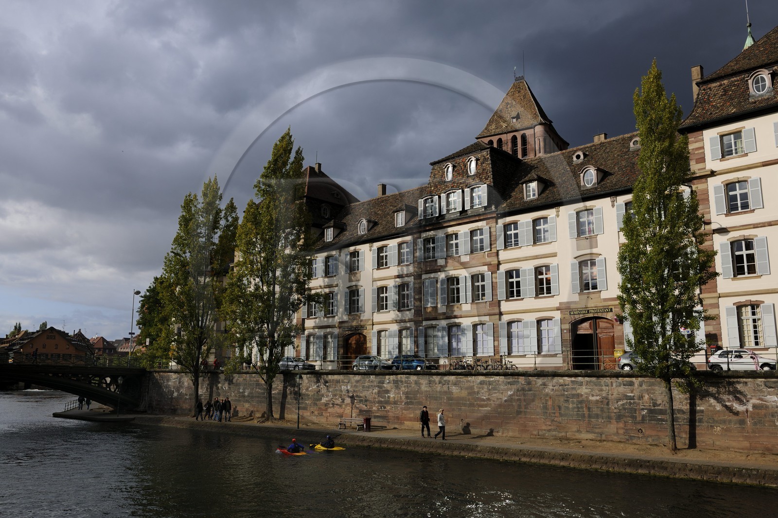 France, Bas-Rhin (67), Strasbourg, le quai Saint Thomas au bord de l'ill