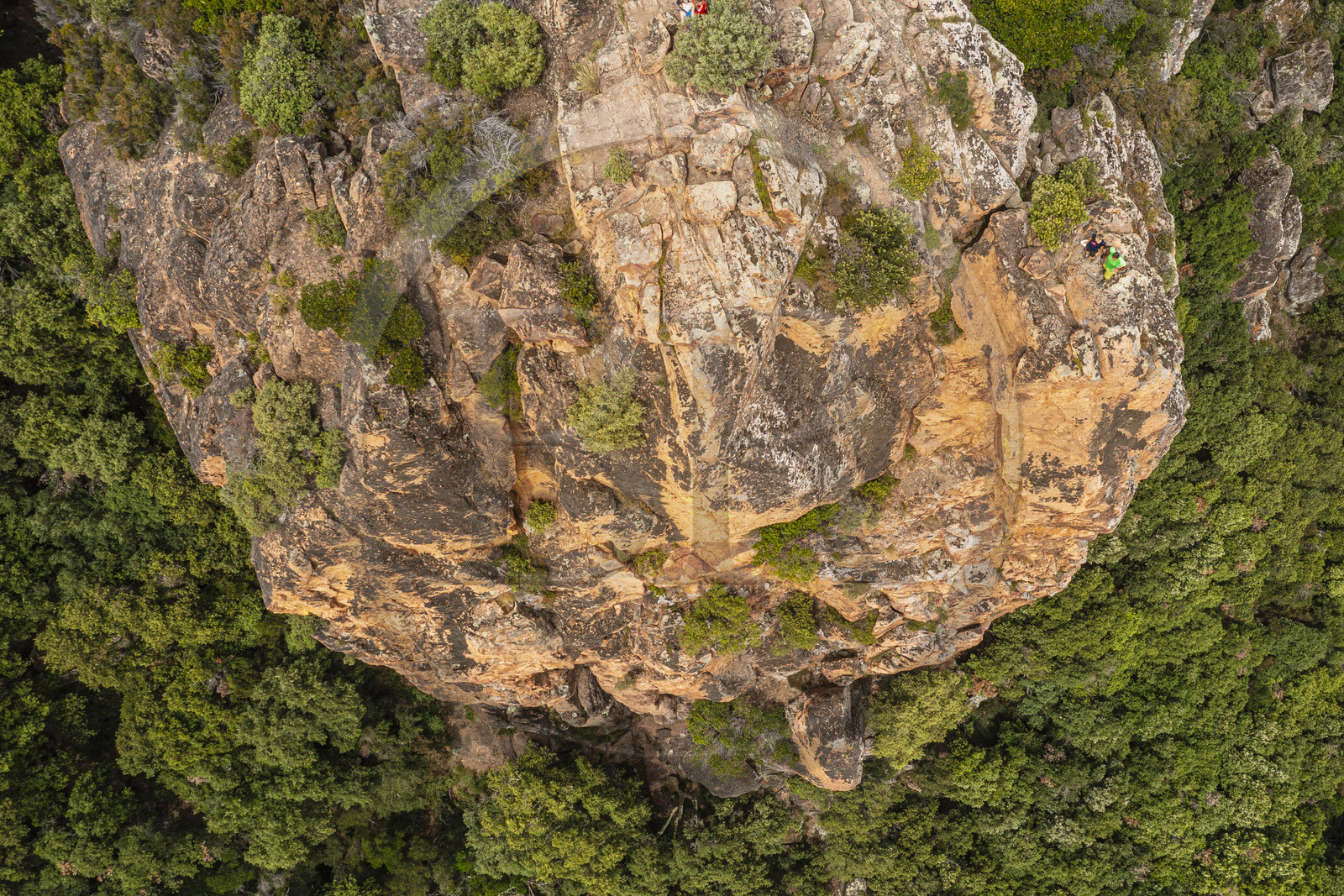 France, Var (83), entre Bagnols-en-Forêt et Roquebrune-sur-Argens, randonneurs à l'entrée des Gorges du Blavet (vue aérienne)