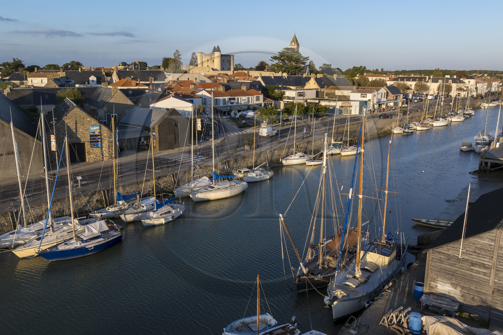 France, Vendée (85), Ile de Noirmoutier, Noirmoutier-en-l'Ile, port d'échouage dans l'Etier du Moulin, le château médiéval et l'église Saint-Philbert en arrière plan (vue aérienne)