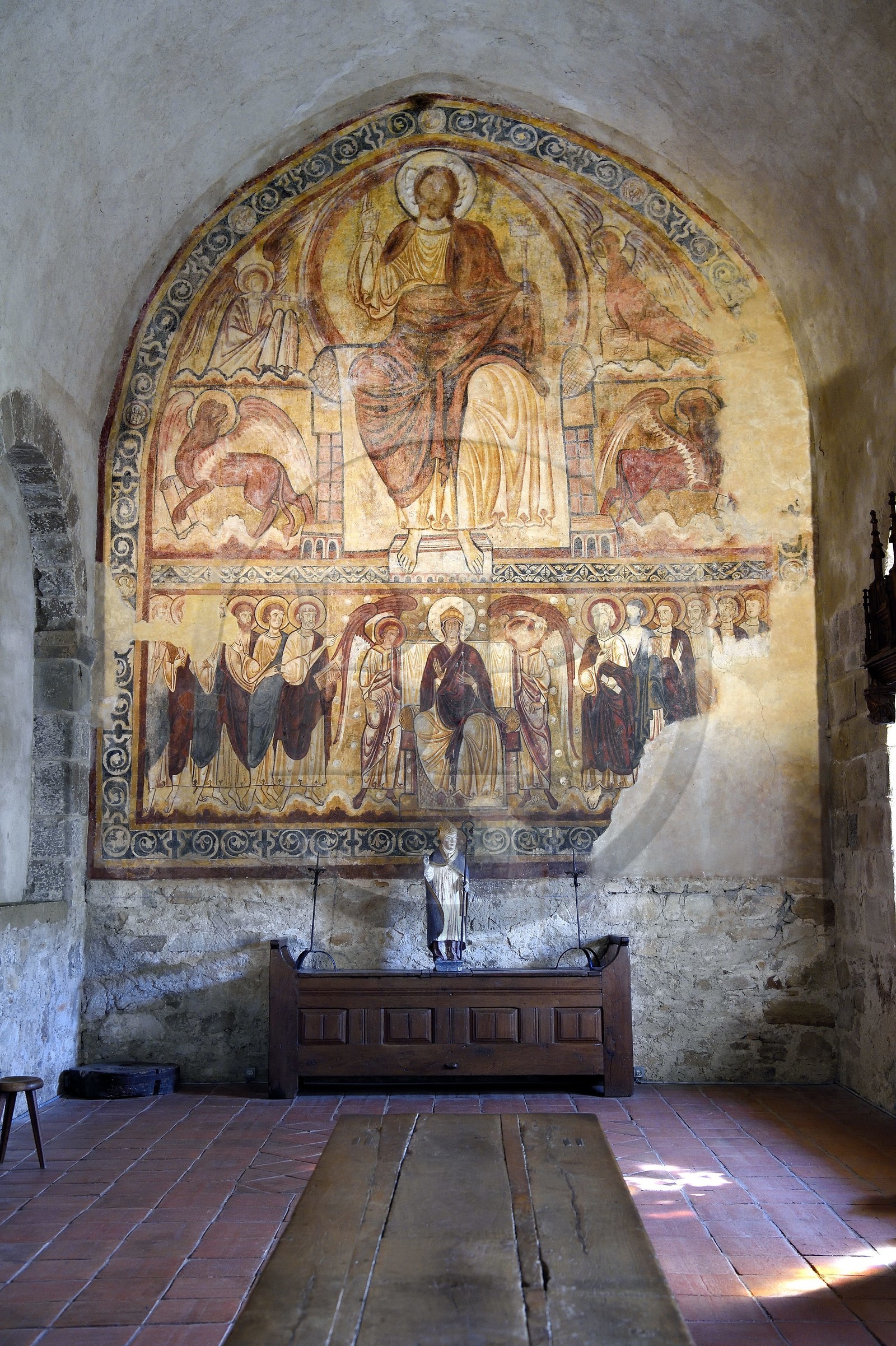 France, Haute-Loire (43), Lavaudieu, labellisé Les Plus Beaux Villages de France, l'Abbaye Saint-André de style roman auvergnat, fresque du réfectoire du XIIe siècle représentant le Christ en majesté au-dessus de la Vierge entourée des apotres