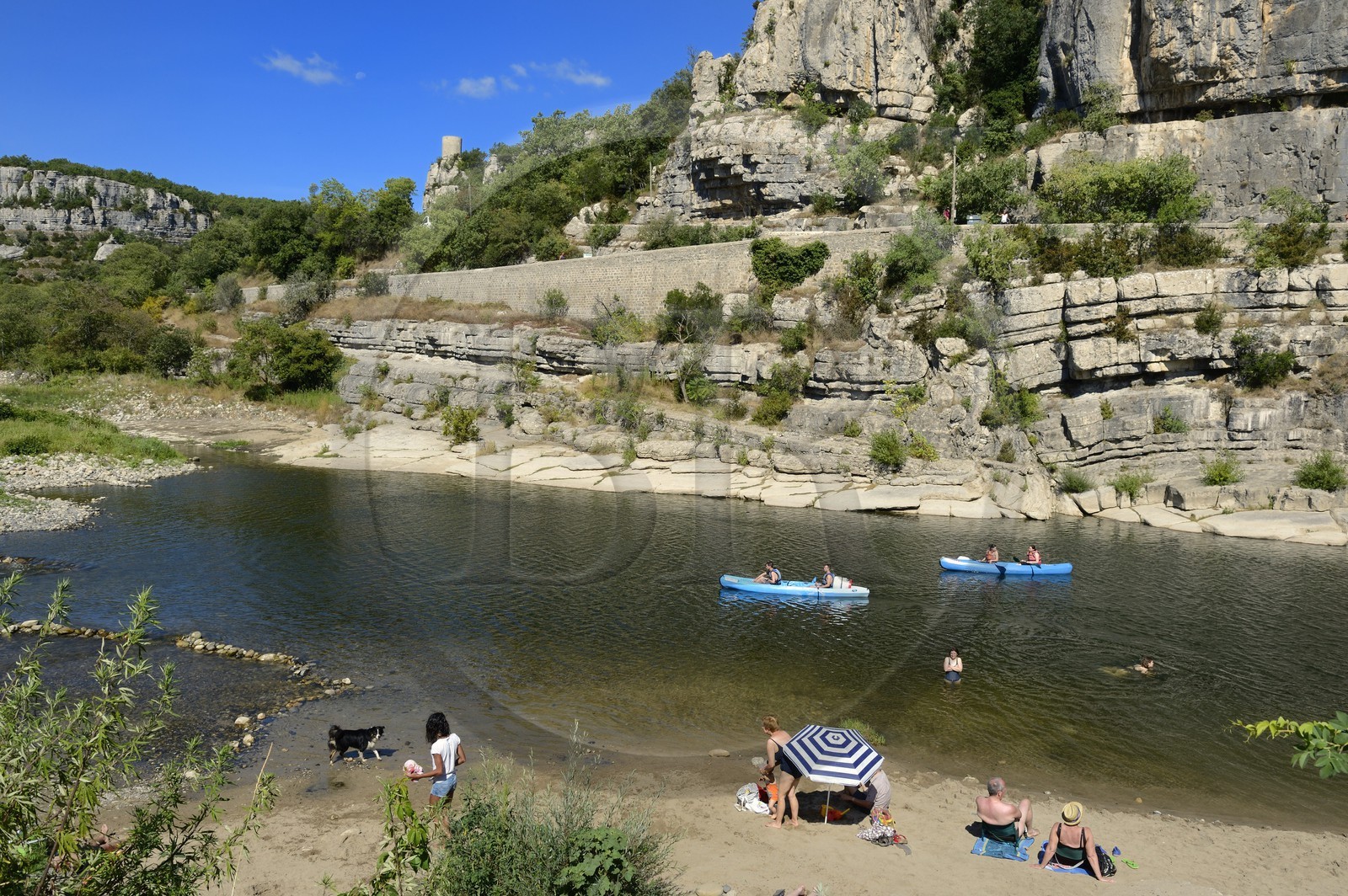 France, Ardèche (07), Balazuc, labellisé Les Plus Beaux Villages de France, kayaks descendant la rivière Ardèche