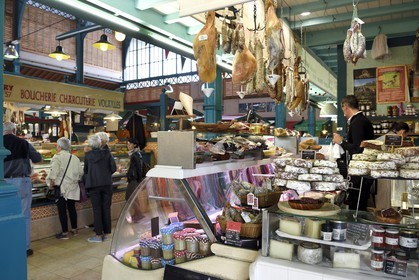 France, Pyrénées-Atlantiques (64), Pays-Basque, Saint-Jean-de-Luz, étal du marché sous la halle
