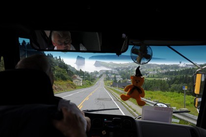 Canada, province de Québec, Gaspésie, le Rocher Percé depuis un bus de transport scolaire