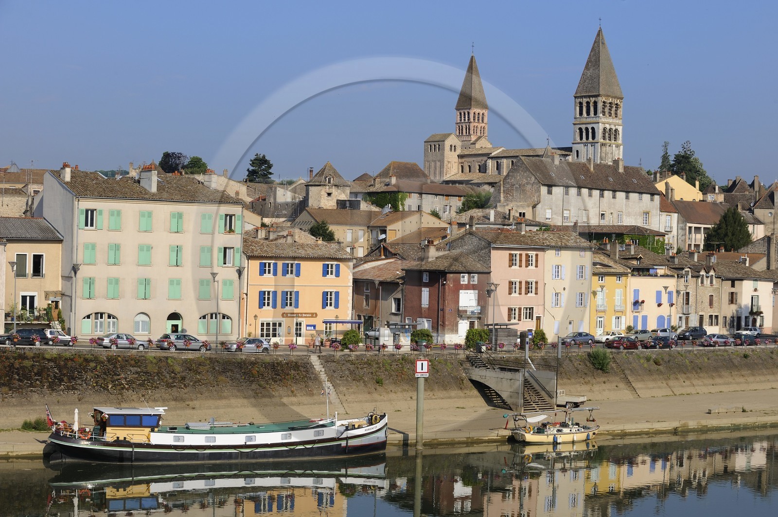 France, Saône et Loire (71), Tournus, les bords de Saône et les deux tour de l'ancienne abbaye