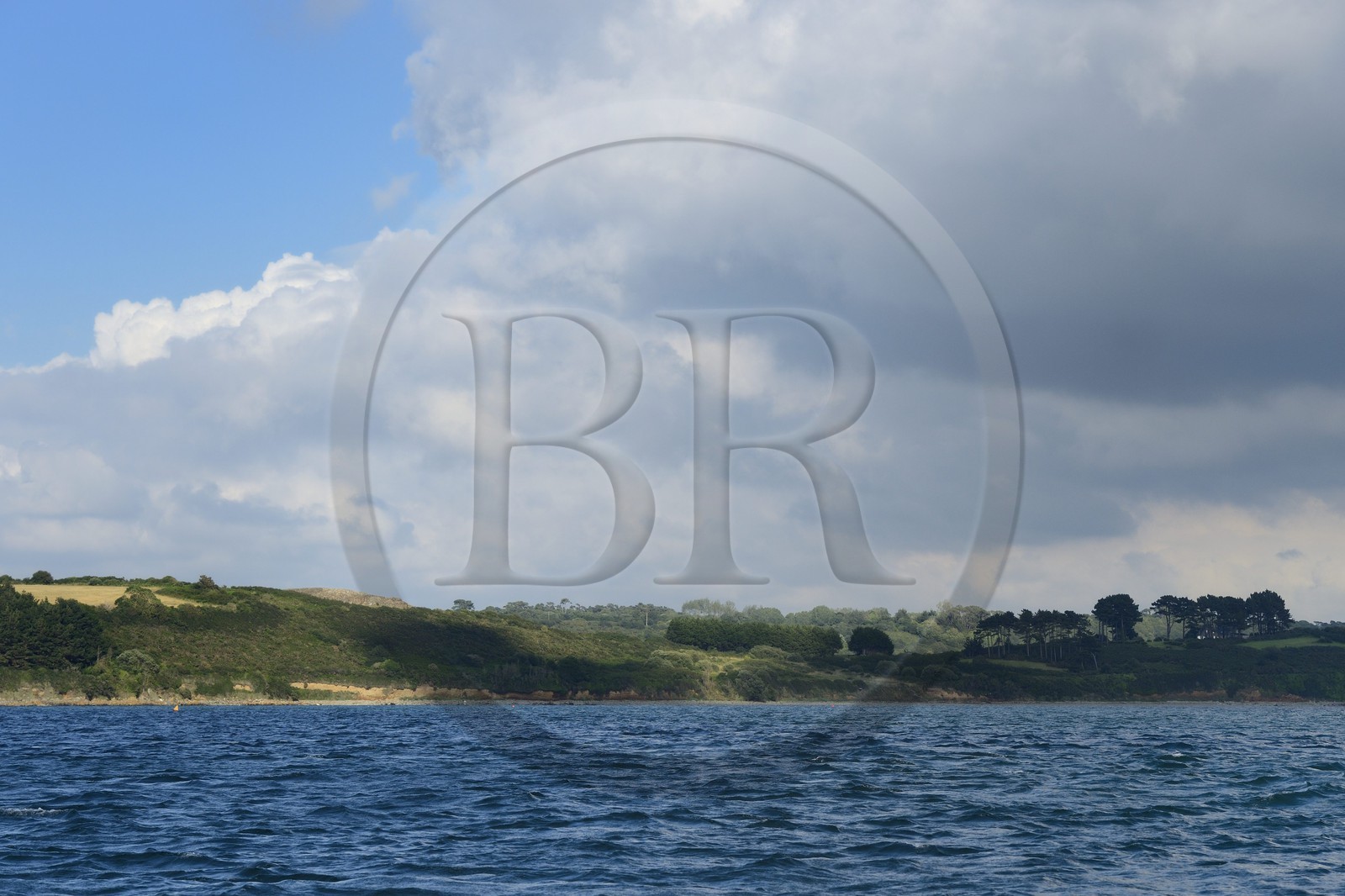France, Finistère (29), Presqu'île de Kernehelen (Baie de Morlaix) le Cairn de Barnenez, vieux de 6000 ans composé de deux Cairns