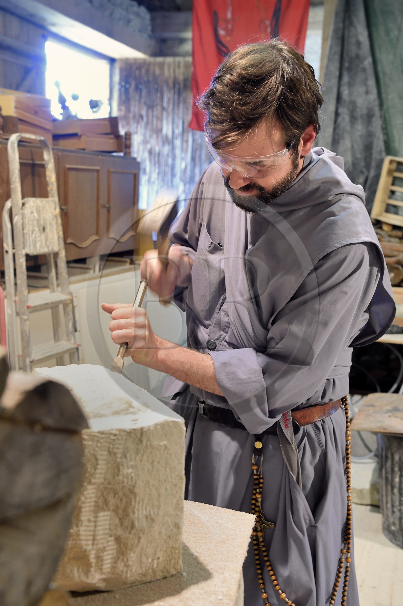 France, Haute-Loire (43), Parc naturel régional Livradois-Forez, abbaye de La Chaise-Dieu, le frère Jean Matthias Helluy de la confrérie de Saint-Jean qui est aussi tailleur de pierre, dans son atelier