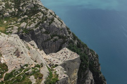 Norvège, Rogaland, randonneurs rocher de la Chaire (Preikestolen) dans le Lysefjord - fjord de Lysebotn (vue aérienne)