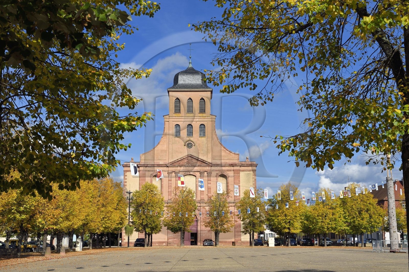 France, Haut-Rhin (68), Neuf-Brisach, ville fortifiée par Vauban, classée Patrimoine Mondial de l'UNESCO, l'église Saint-Louis sur la place d'Armes