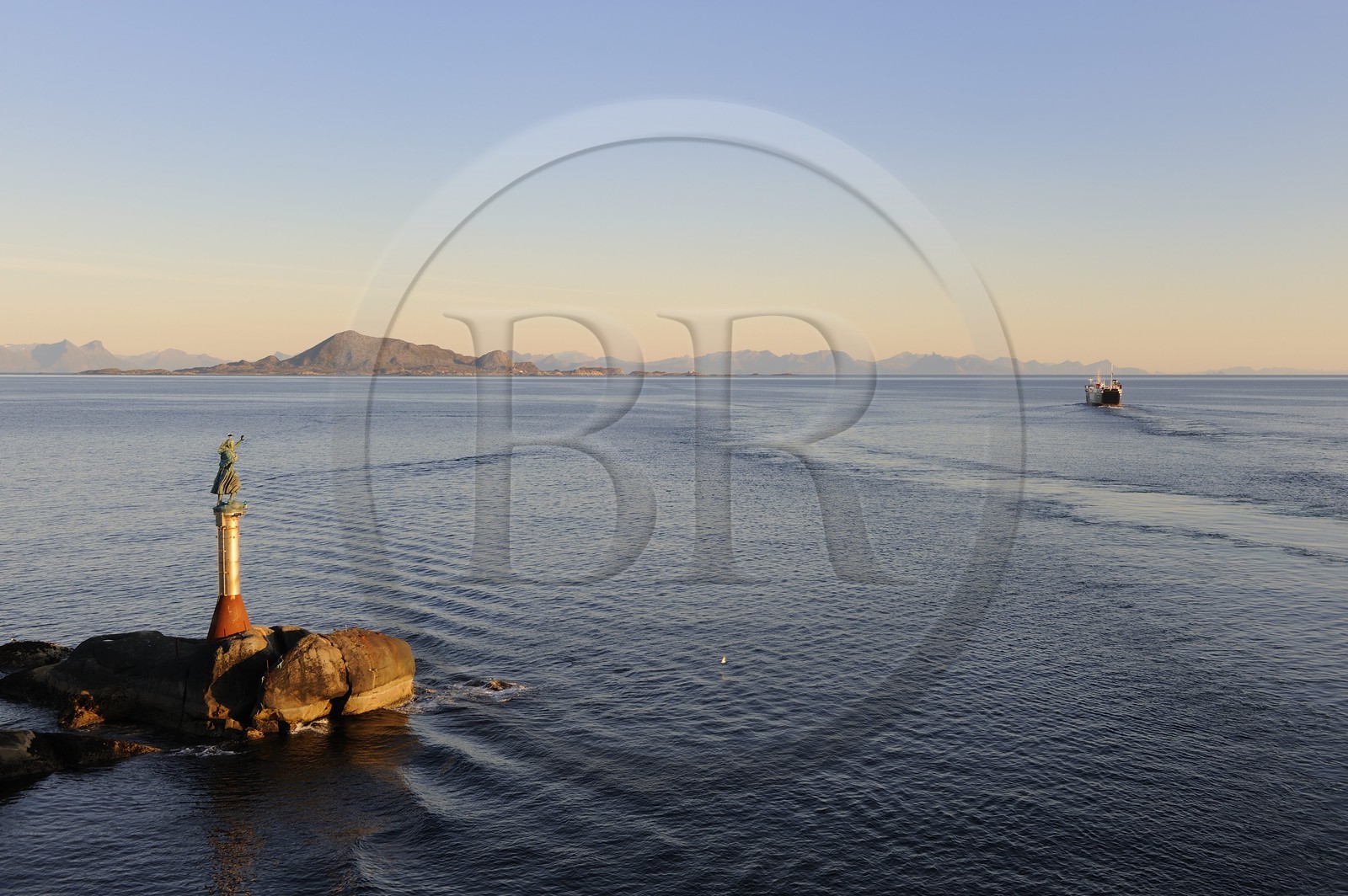 Norvège, Nordland, Iles Lofoten, Austvagoy, la digue du port de Svolvaer