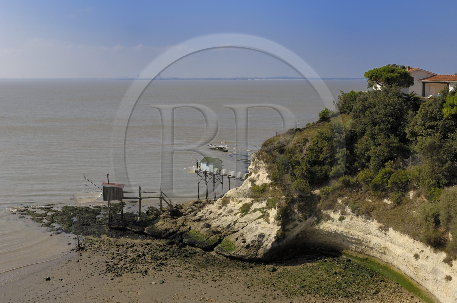 France, Charente-Maritime (17), Meschers-sur-Gironde, carrelets sur la plage de Cadet