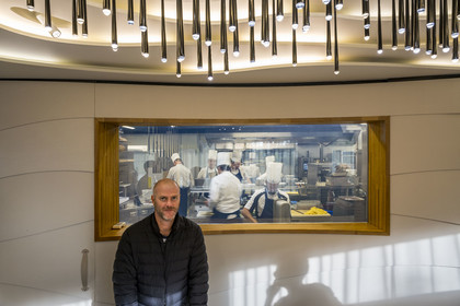 France, Charente-Maritime (17), La Rochelle, le chef étoilé Christopher Coutanceau dans son restaurant gastronomique 2 étoiles Michelin, devant la vitre à cristaux liquides que l’on peut opacifier de la Table du Chef