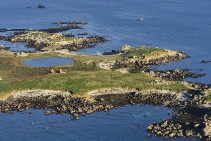 France, Finistère (29), parc naturel régional d'Armorique, mer d'Iroise, Ile de Balanec dans l'Archipel de Molène (vue aérienne)