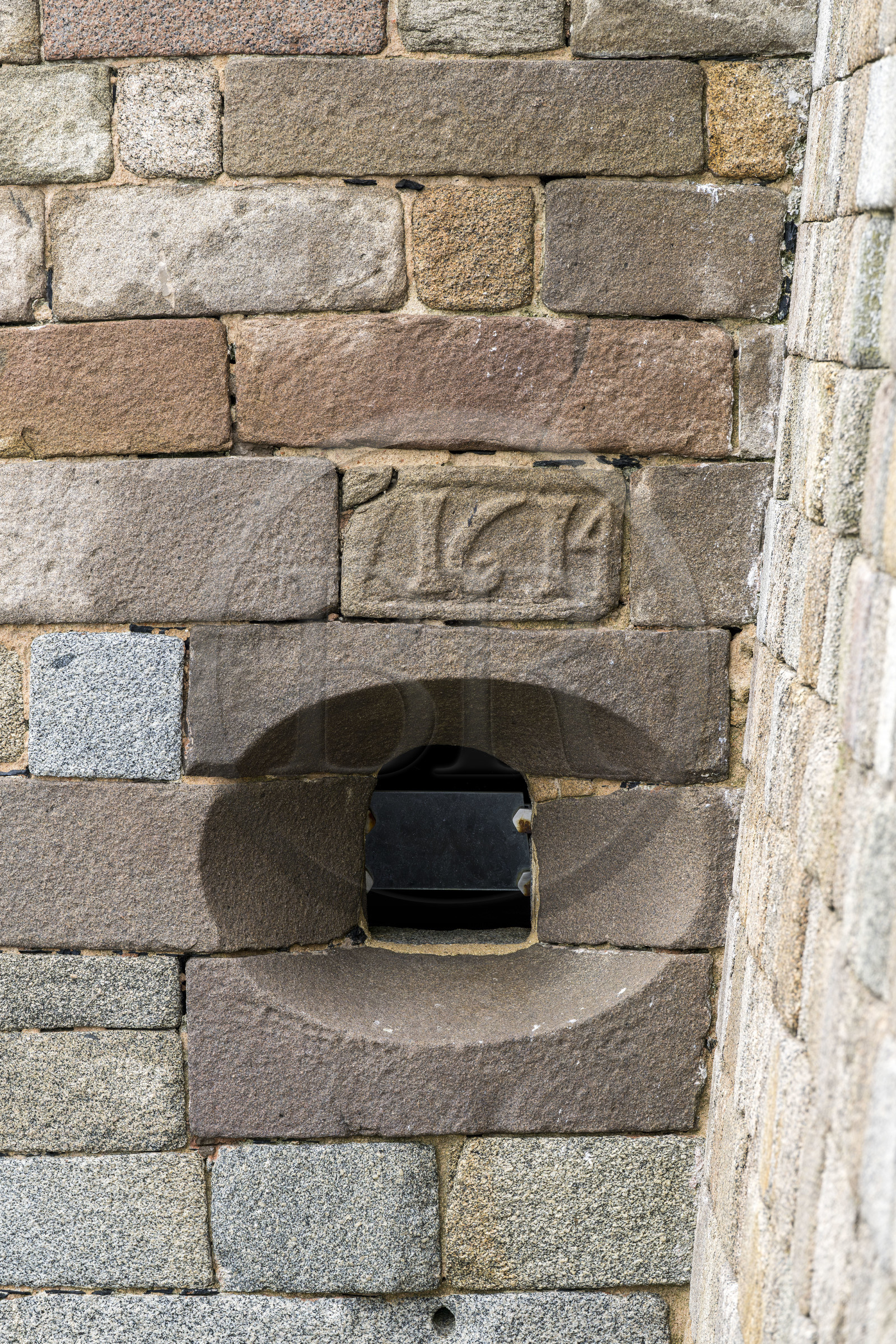 France, Finistère (29), Baie de Morlaix, Plouezoc'h, le chateau du Taureau construit par Vauban au XVIIe siècle, bouche à canon et pierre datée de la construction