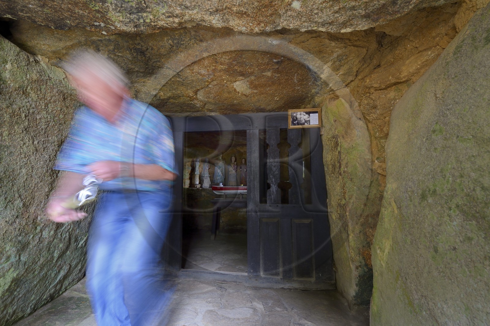 France, Côtes-d'Armor (22), Vieux-Marché, la chapelle des Sept-Saints consacrée aux Sept Dormants d'Éphèse, la crypte-dolmen du Stivel qui aurait été christianisée dès le VIème siècle