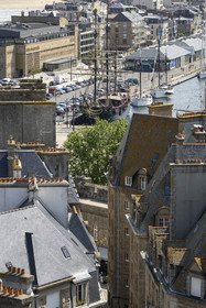 France, Ille-et-Vilaine (35), Côte d'Emeraude, Saint-Malo intra-muros et le trois-mâts Etoile du Roy réplique inspirée d'une frégate corsaire anglaise en arrière plan