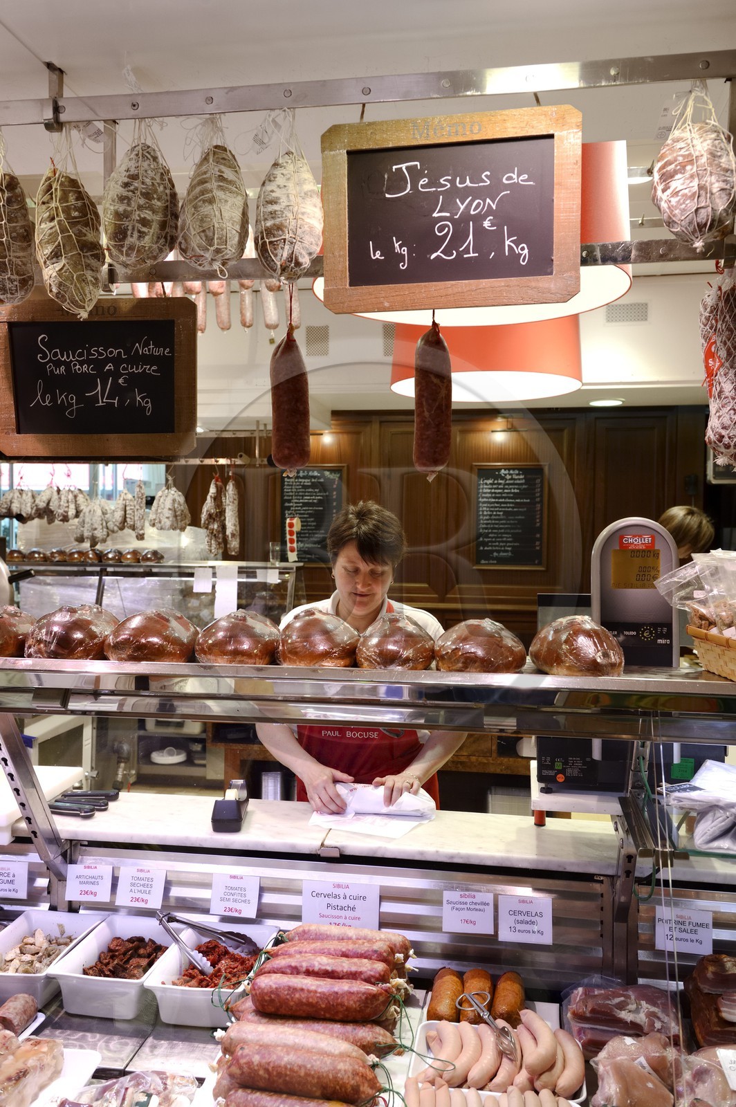 France, Rhône (69), Lyon, cours Lafayette, les Halles Paul Bocuse, la charcuterie Sibilia, saucisson