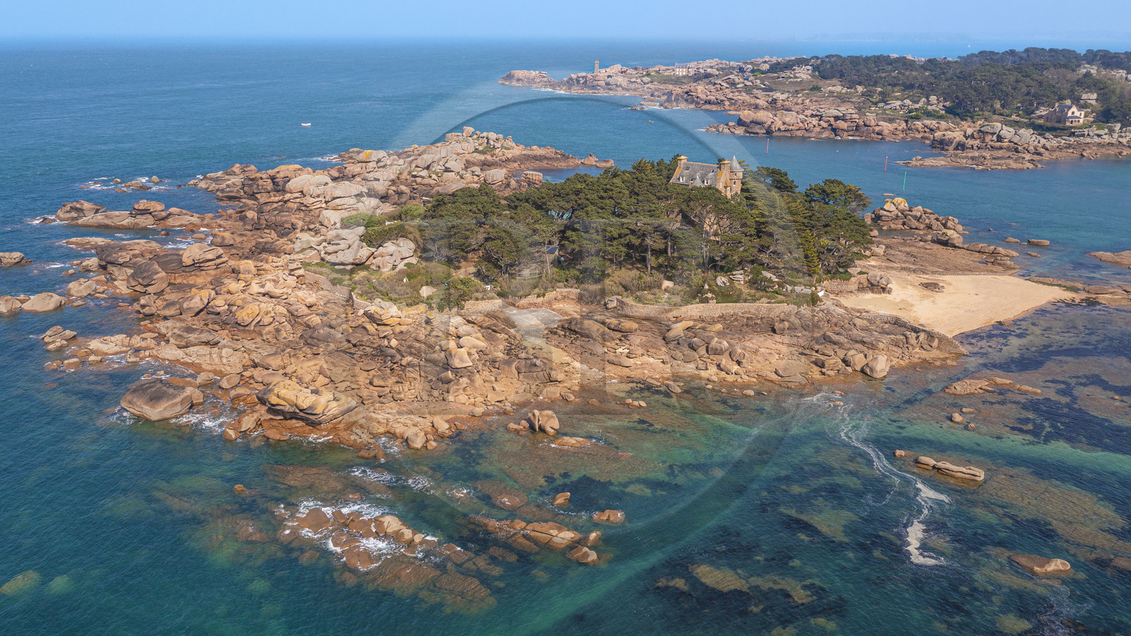 France, Côtes-d'Armor (22), Côte de Granit Rose, Trégastel, le chateau de Costaérès sur son ile et la Pointe de Squéouel avec le phare de Men-Ruz en arrière plan (vue aérienne)