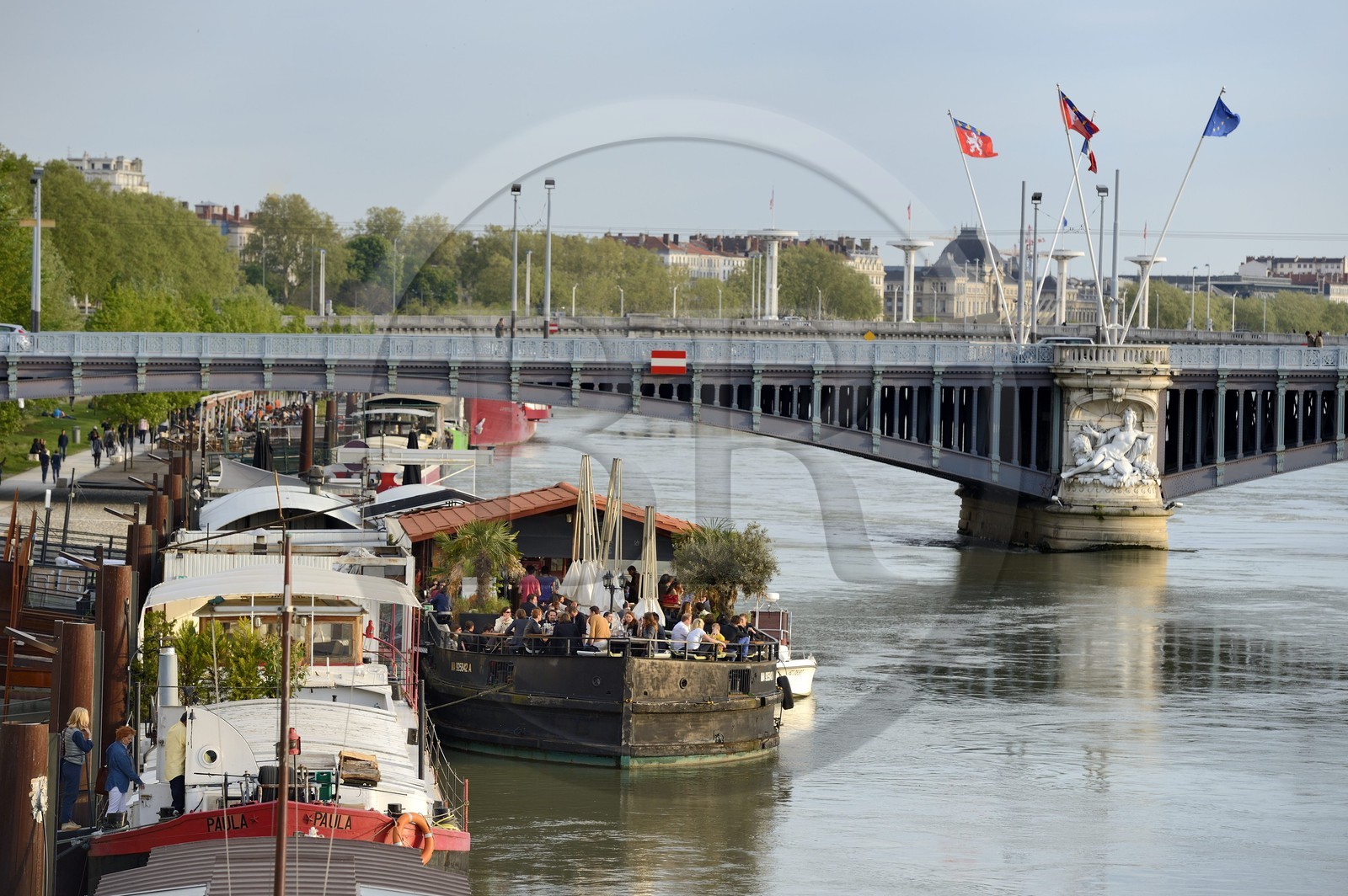 France, Rhône (69), Lyon, les berges du Rhône, Café péniche amarrée au quai Général Sarrail et le pont Lafayette