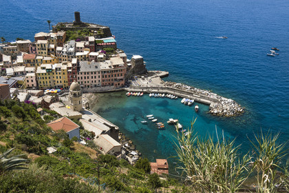 Italie, Ligurie, Cinque Terre, parc national des Cinque Terre classé Patrimoine Mondial de l'UNESCO, village de Vernazza et son port