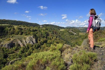 France, Haute-Loire (43), vallée de la Loire, Lafarre, randonneuse observant la maison forte du Cros de Lafarre au dessus des gorges de La Langougniole, affluent de la Loire