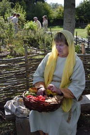 France, Calvados (14), Hérouville-Saint-Clair, Domaine de Beauregard, le parc historique Ornavik, reconstitution d'un village carolingien avec ses artisans et fermiers, travail de la laine