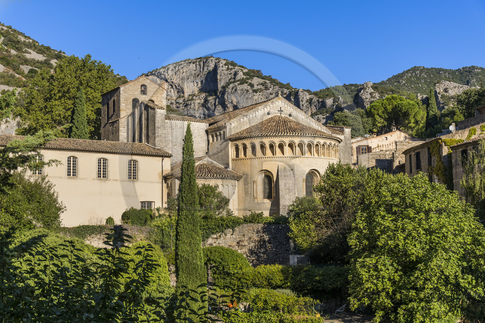 France, Hérault (34), Causses et les Cévennes, paysage culturel de l'agro-pastoralisme méditerranéen, classés Patrimoine Mondial de l'UNESCO, Saint-Guilhem-le-Désert, labellisé Les Plus Beaux Villages de France, l'abbaye de Gellone du IXème siècle