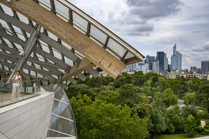 France, Paris (75), les immeubles de la Défense depuis la fondation Louis Vuitton de l'architecte Frank Gehry dans le Bois de Boulogne