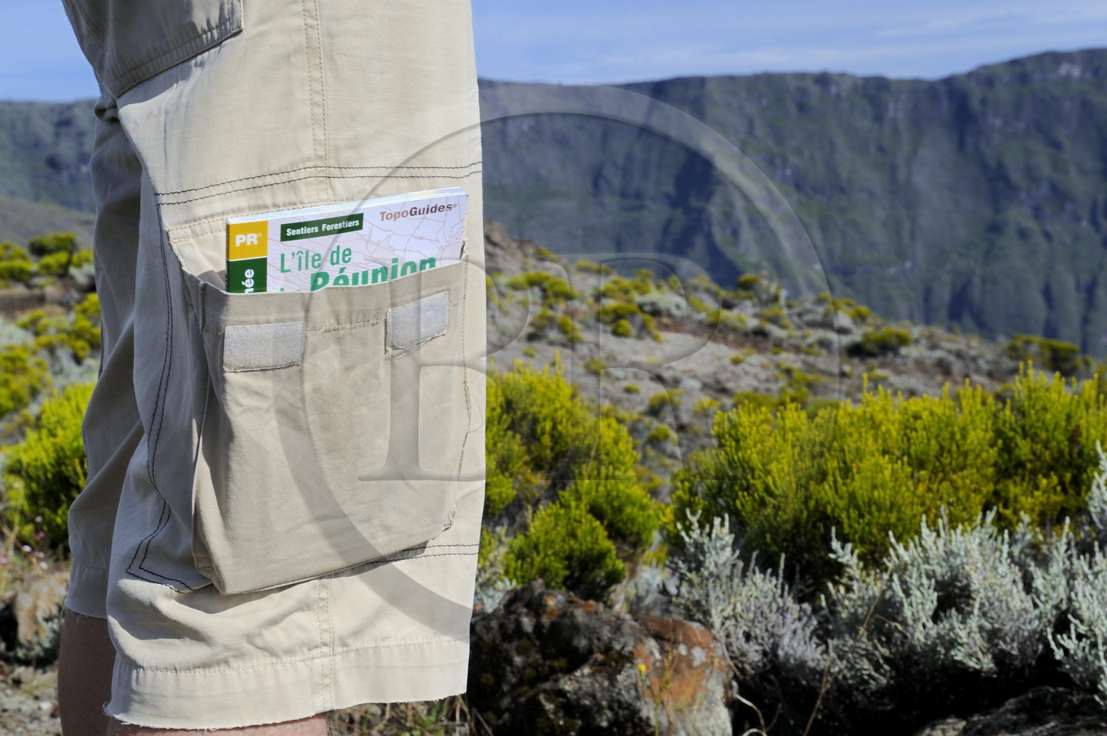 France, île de la Réunion, volcan du Piton de la Fournaise, classé Patrimoine Mondial de l'UNESCO, randonneurs sur les sentiers du haut de l'Enclos