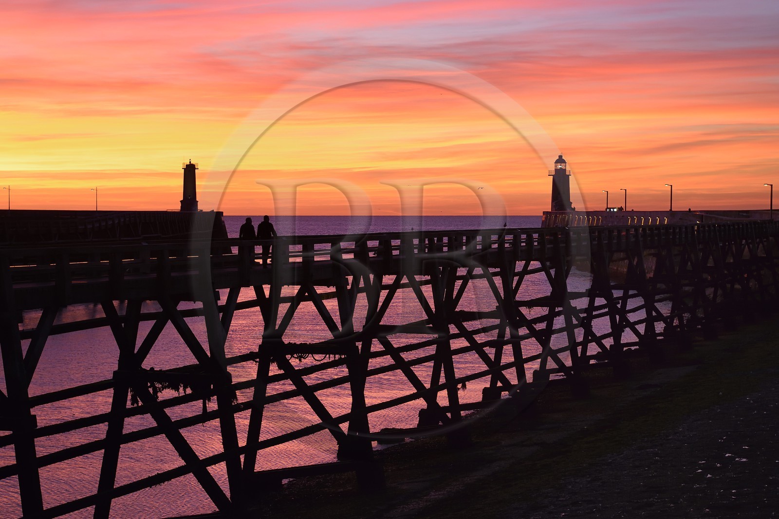 France, Seine-Maritime (76), Pays de Caux, Côte d'Albâtre, passerelle en bois à l'entrée du port de Fécamp