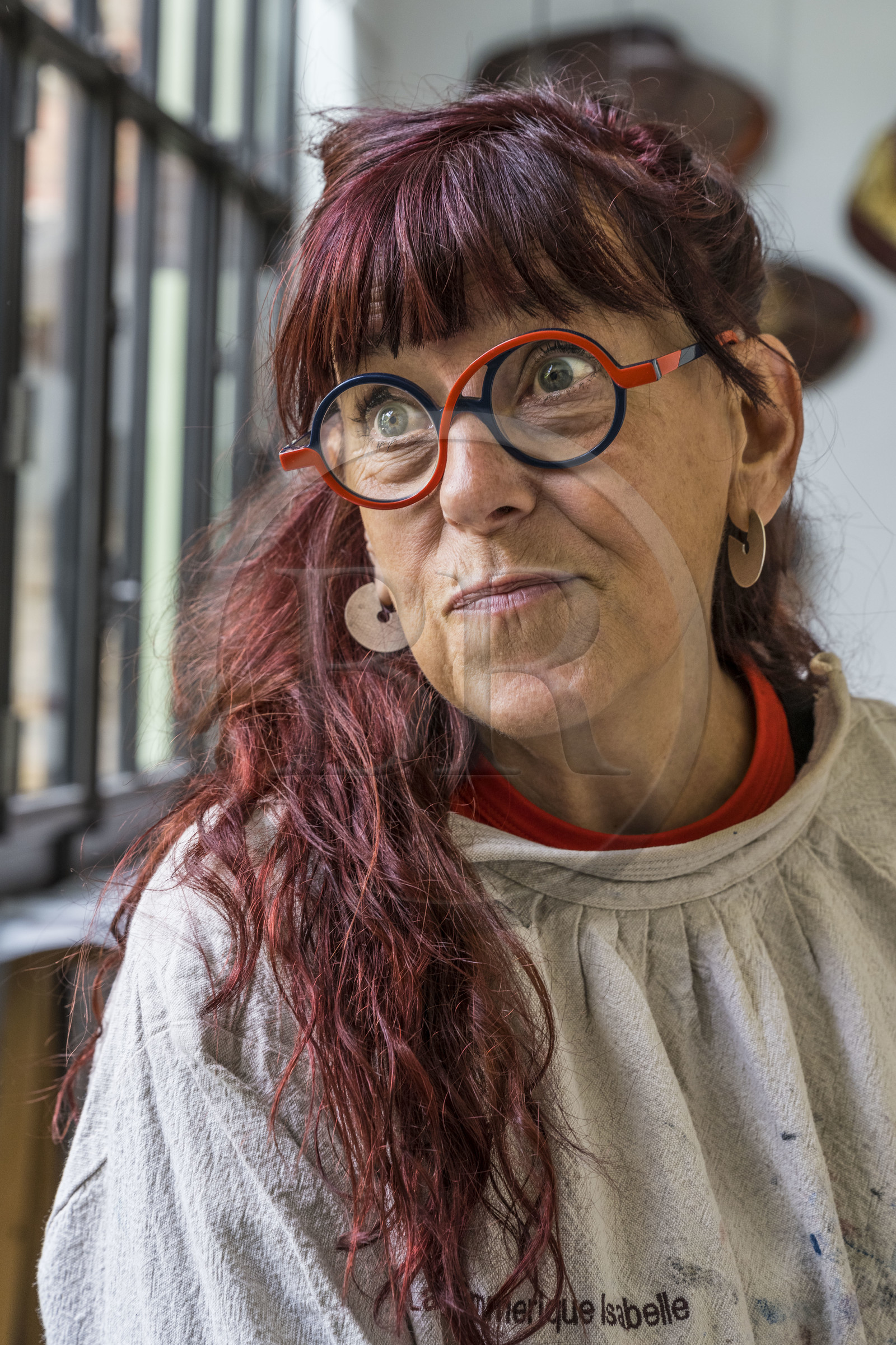 France, Hauts-de-Seine (92), Colombes, l'artiste et laqueur Isabelle Emmerique dans son atelier