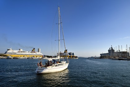 France, Var (83), Toulon, sortie du port d'un voilier, deux bateaux de Corsica ferries et le Dixmude (L9015) de la Marine Nationale de la classe Mistral en arrière plan