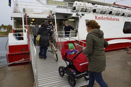 Suède, Västra Götaland, Iles Koster, Sydkoster, Ekenäs, embarquement à l'escale du ferry