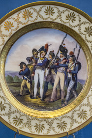 France, Seine-et-Marne (77), Fontainebleau, chateau de Fontainebleau, classé Patrimoine Mondial par l'UNESCO, Musée Napoléon Ier,  assiette représentant une caricature de soldats d'infanterie française, troupe hétéroclite et déguenillée, manufacture royale de porcelaine de Berlin (1803-1813)