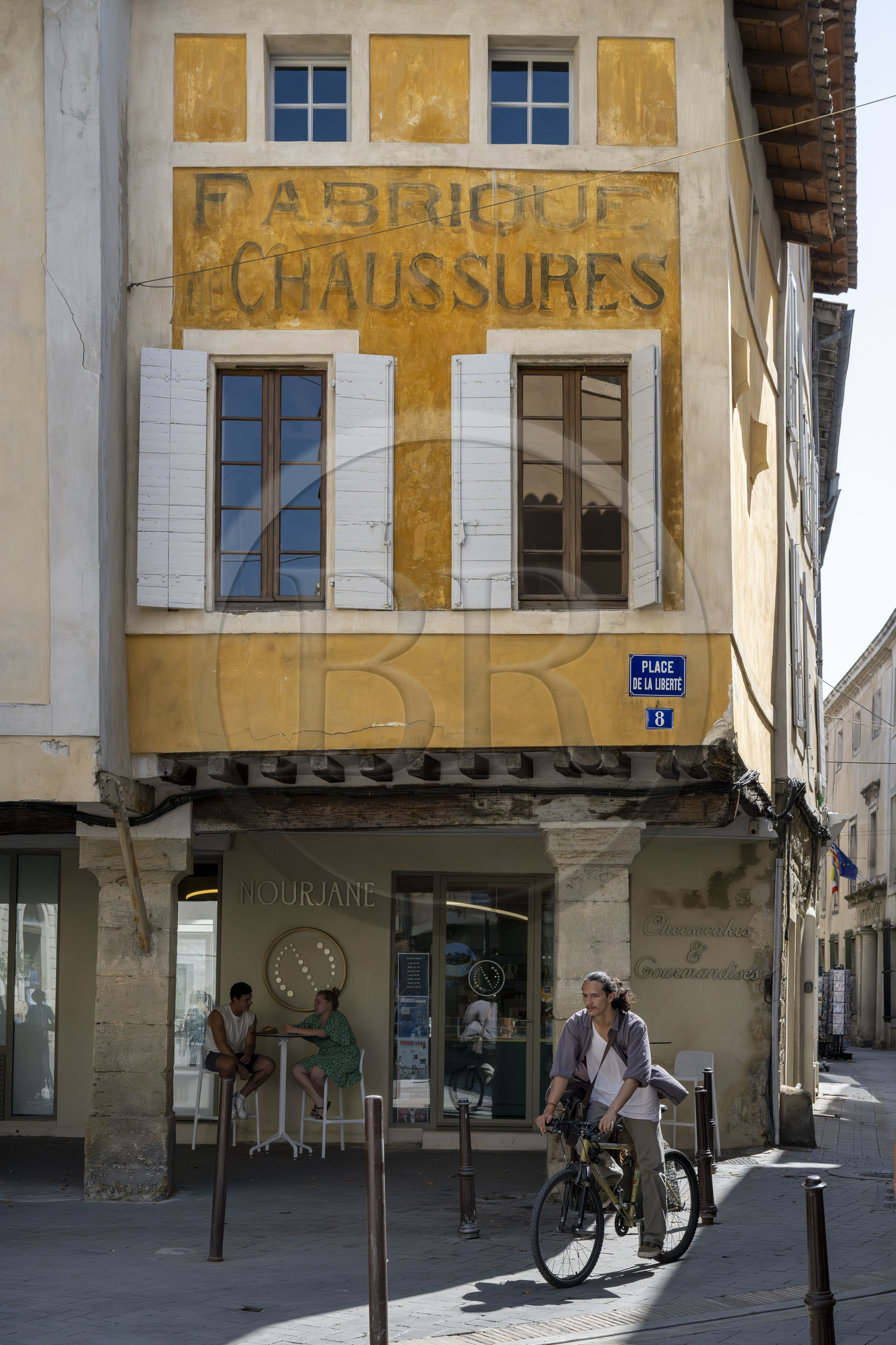 France, Vaucluse (84), L'Isle-sur-la-Sorgue, vieille ville, place de la Liberté, maison à piliers
