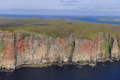 Royaume-Uni, Ecosse, Iles Orcades, falaises sur la côte occidentale de l'Ile de Hoy au sud de Rackwick et la rade de Scapa Flow (vue aérienne)