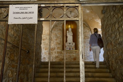 Israel, Jérusalem, ville sainte, vieille-ville classée Patrimoine Mondial de l'UNESCO, panneau interdisant le port d'armes à l'entré de l'Hospice autrichien