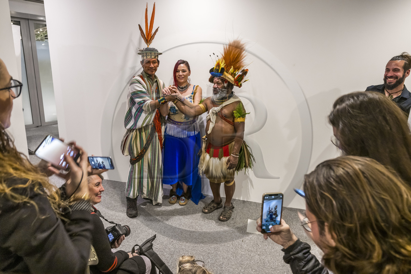 France, Paris (75), siège de l'UNESCO, conférence à l'Université de la Terre du 25 novembre 2022, Benki Piyako, Twyla Edgi Masuzumi et Mundiya Kepanga (trois leaders autochtones représentants des forêts primaires)