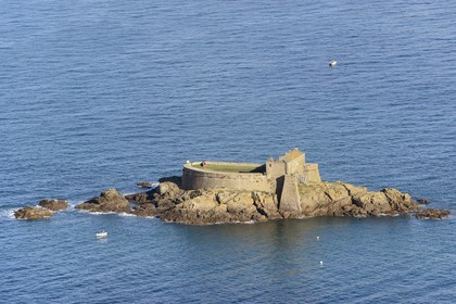 France, Ille-et-Vilaine (35), côte d'émeraude, Saint-Malo, Fort du Petit Bé, construit par Vauban au XVIIe siècle au coeur de la baie de Saint-Malo (vue aérienne)