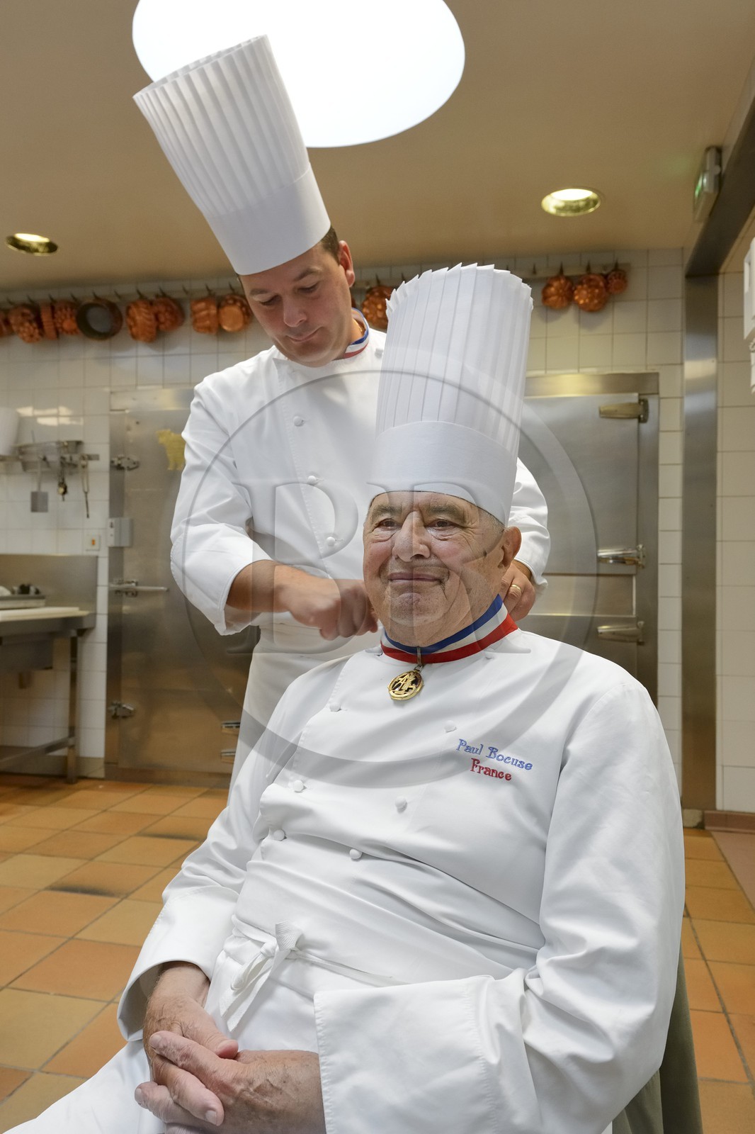 France, Rhône (69), Collonges-au-Mont-d'Or, Restaurant L'Auberge du Pont de Collonges de Paul Bocuse, trois étoiles au Guide Michelin depuis 1965, le grand chef cuisinier Meilleur ouvrier de France Paul Bocuse avec le chef executif Christophe Muller MOF 2000
