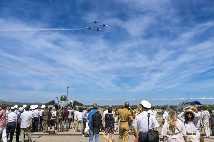 France, Bouches-du-Rhône (13), Salon-de-Provence, base aerienne 701, base de la Patrouille de France (PAF pour Patrouille acrobatique de France) de l'Armée de l'air et de l'espace française, démonstrations aériennes en présence des familles des élèves officiers pour la cérémonie d’échange des Gardes